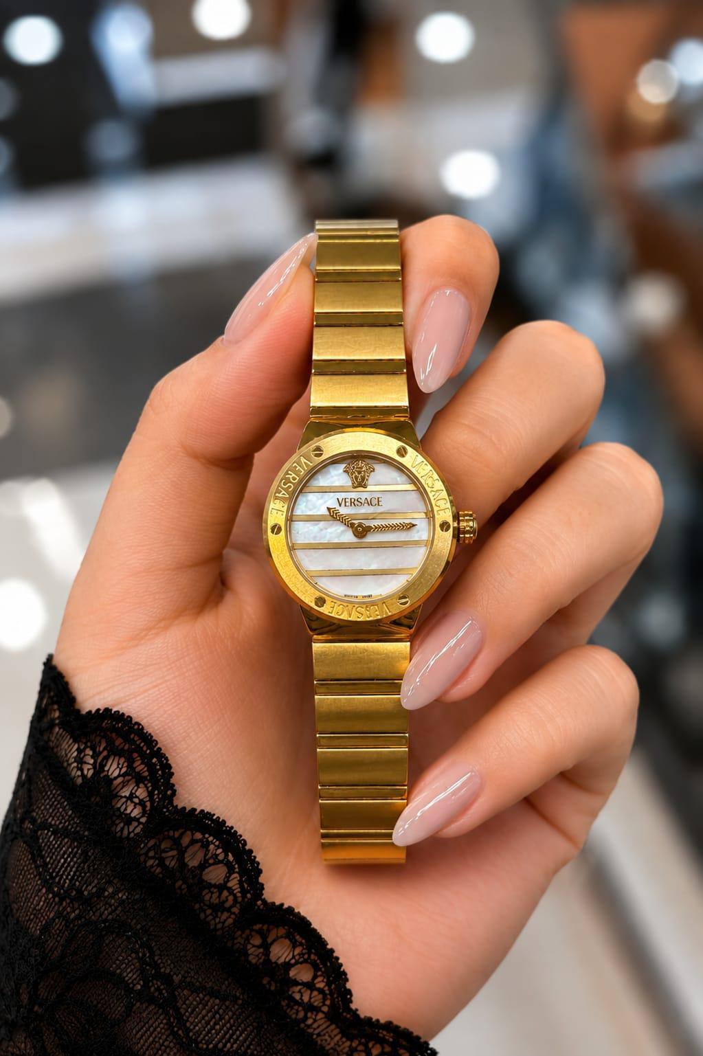 Versace 

watch for ladies 

good quality 
230 dhs🇦🇪🇦🇪

Zain59
♥️♥️♥️