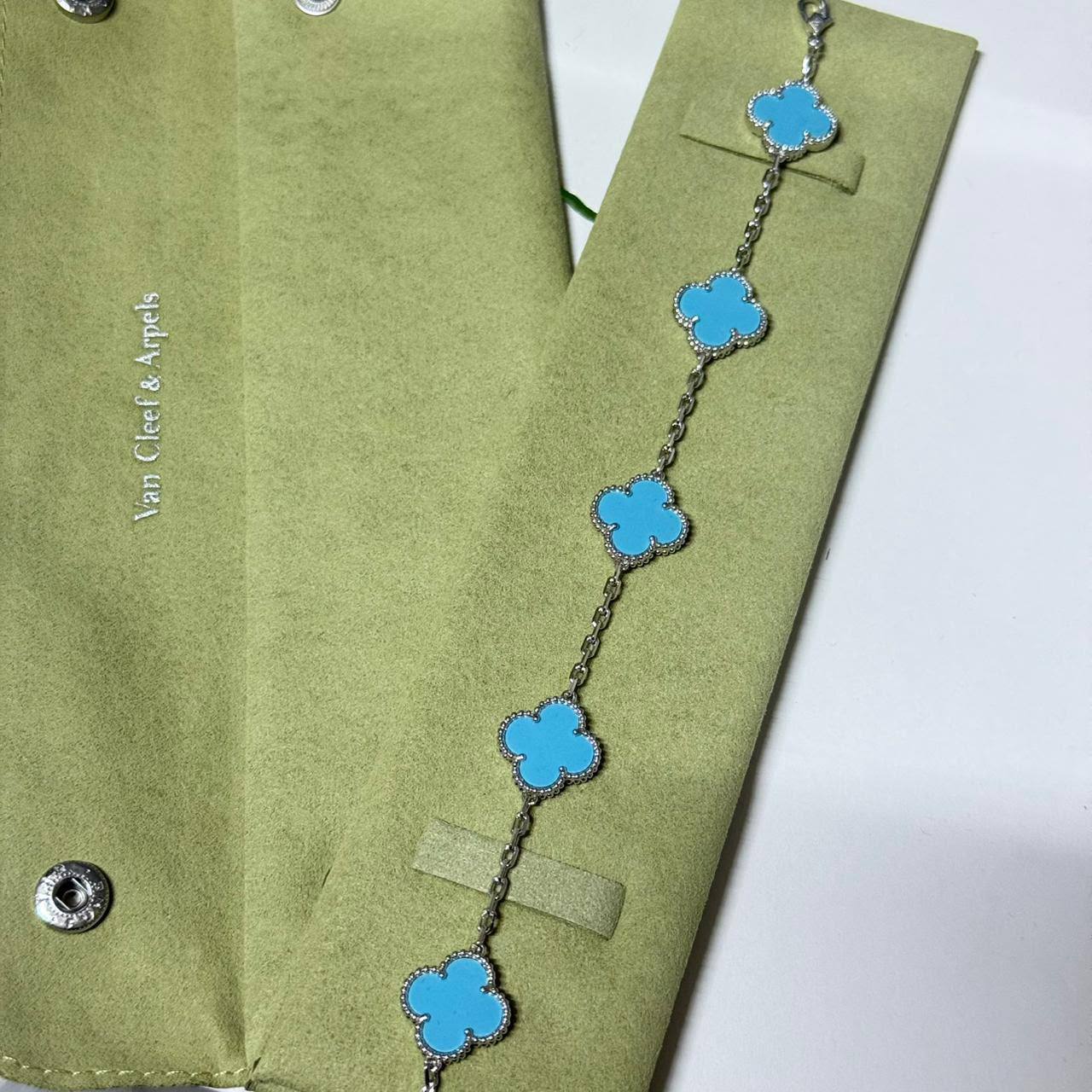 VCA 
Bracelet 🦋
Master quality 💯
With normal boxes 🗃️ 
75 dhs✅

With master box 📦 
120 dhs✅

Zain216
♥️♥️♥️