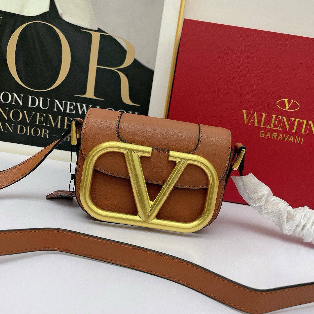 VALENTINO 

COPY ONE NEW CAME 

WITHBOX 
🎁🎁🎁

130 dhs🪙🖤

Zain39
♥️♥️♥️