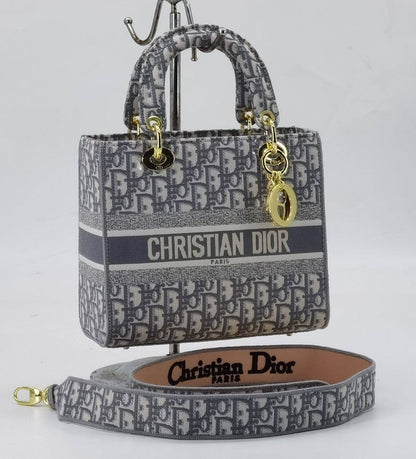 Dior

High quality

115 dhs❤️

with box
🎁🎁🎁

Zain136
♥️♥️♥️