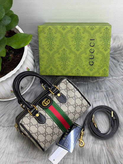GUCCI
SIZE  ………19CM 🥰
90 dhs💓

with BOX😊
🎁🎁🎁

Zain244
♥️♥️♥️