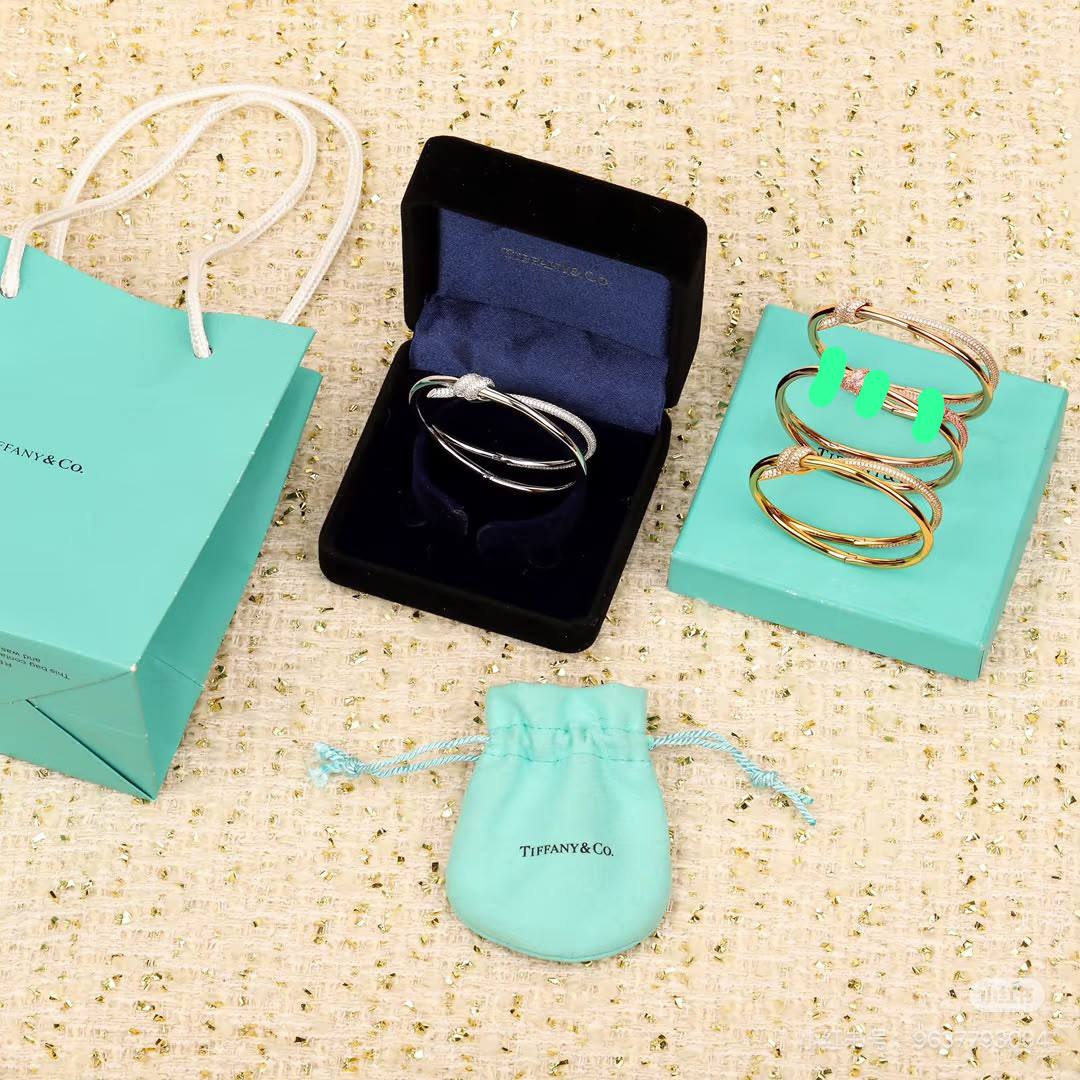 Tiffany 
Bangle 🍁
Master quality 🐦‍🔥
With normal boxes 📦 
90 dhs✅

With master box 🗃️ 
130 dhs✅

Zain216
♥️♥️♥️