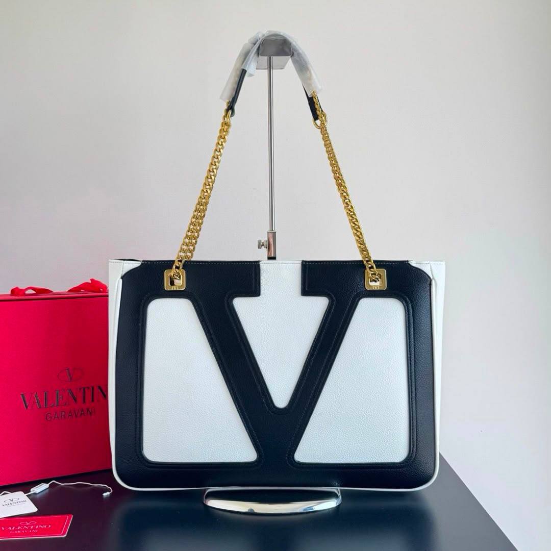 VALENTINO COPY ONE NEW CAME 
190 dhs🇦🇪🇦🇪

Zain295
♥️♥️♥️