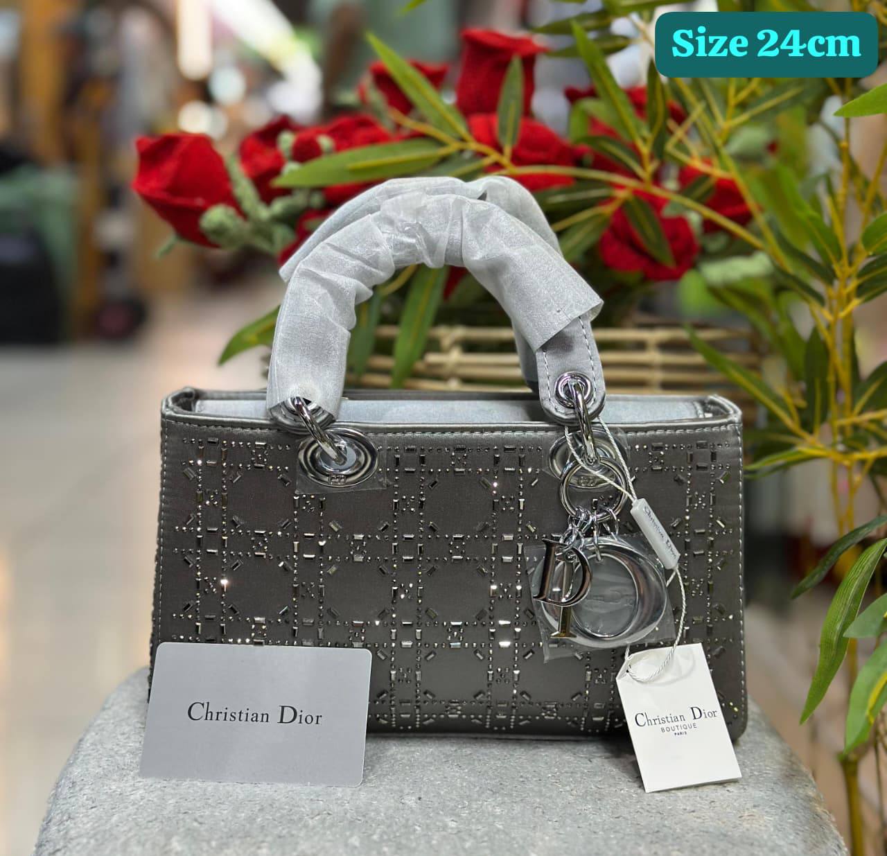 Dior

Good quality 

with box 🎁🎁🎁

130 dhs💓

Zain186
♥️♥️♥️
