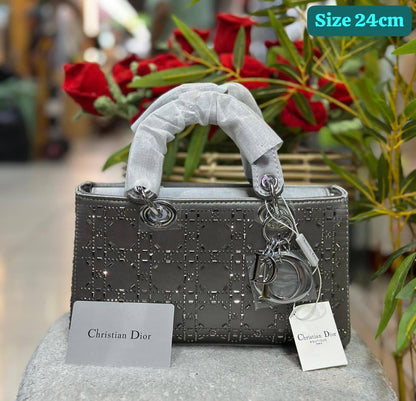 Dior

Good quality 

with box 🎁🎁🎁

130 dhs💓

Zain186
♥️♥️♥️