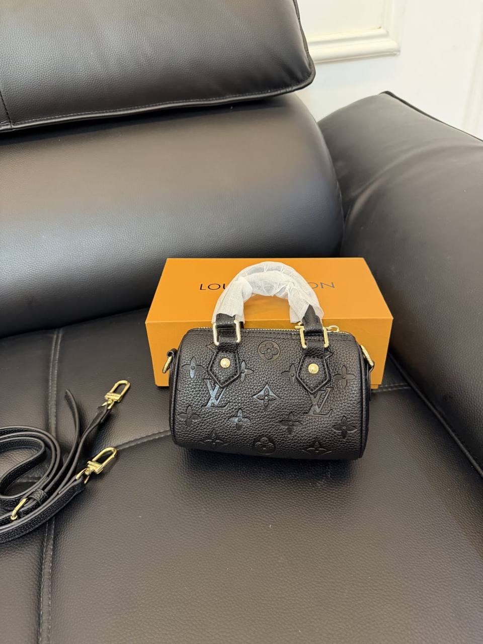 LV
80 dhs✅
size 17×10×12cm

with box
🎁🎁🎁

Zain42
♥️♥️♥️