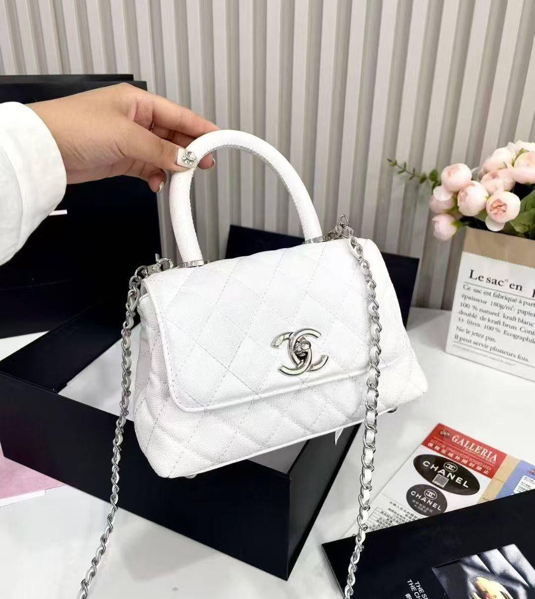 CHANEL
 NEW CAME GOOD QUALITY 
WITH MAGNETS BOX 🎁

110 dhs❣️

Zain279
♥️♥️♥️