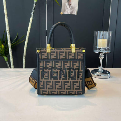 Fendi
19*19*7 cm
75 dhs🪙

Zain17
♥️♥️♥️