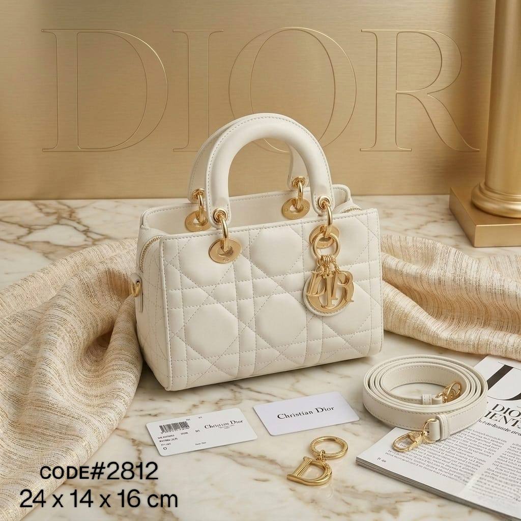 CHRISTIAN DIOR
ᴅ - ᴊᴏʏ ᴍɪᴄʀᴏ ʙᴀɢ
ǫᴜɪʟᴛᴇᴅ ʟᴀᴍʙsᴋɪɴ ʟᴇᴀᴛʜᴇʀ
ɢᴏʟᴅ ʜᴀʀᴅᴡᴀʀᴇ
ᴡɪᴛʜ ʟᴏɴɢ ʙᴇʟᴛ sᴛʀᴀᴘ
sɪᴢᴇ : 24 cm
ᴡɪᴛʜ BOX
🎁🎁🎁

120 dhs✅

Zain31
♥️♥️♥️