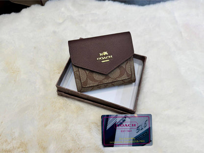 Coach wallet 

With box 
🎁🎁🎁

40 dhs❣️

Zain56
♥️♥️♥️