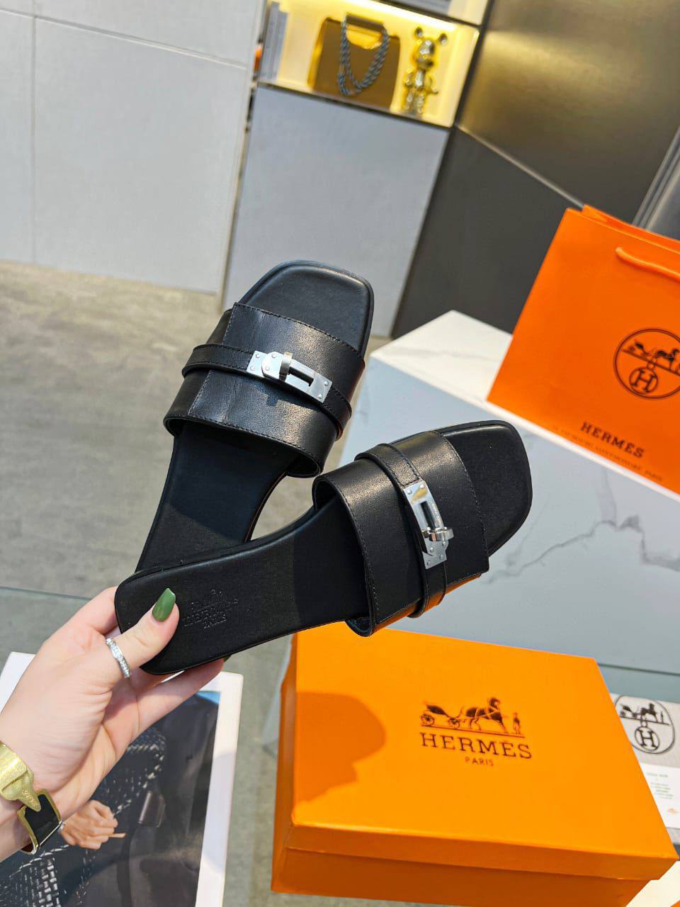 Hermes
Size 36-42 
100 dhs💓

Zain132
♥️♥️♥️
