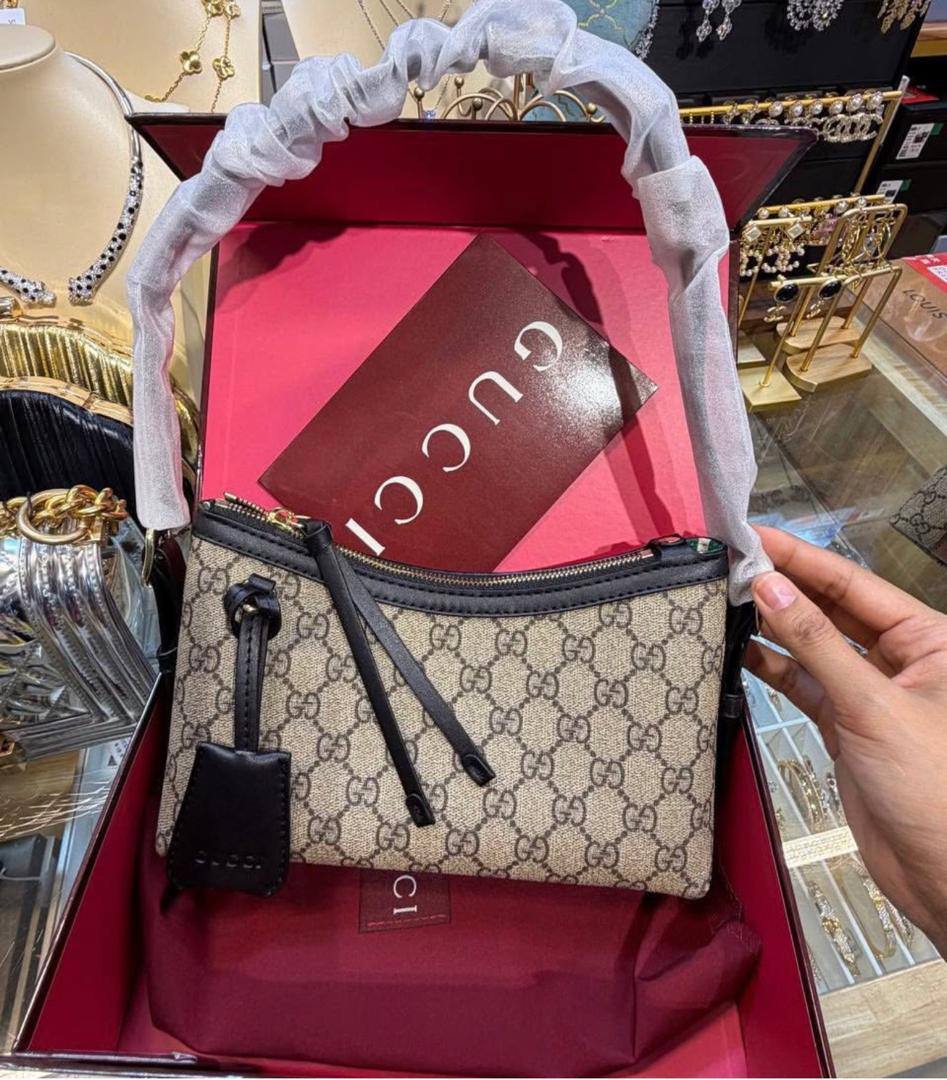 Gucci
95 dhs🇦🇪🇦🇪 
with box high quality  
22cm

Zain26
♥️♥️♥️