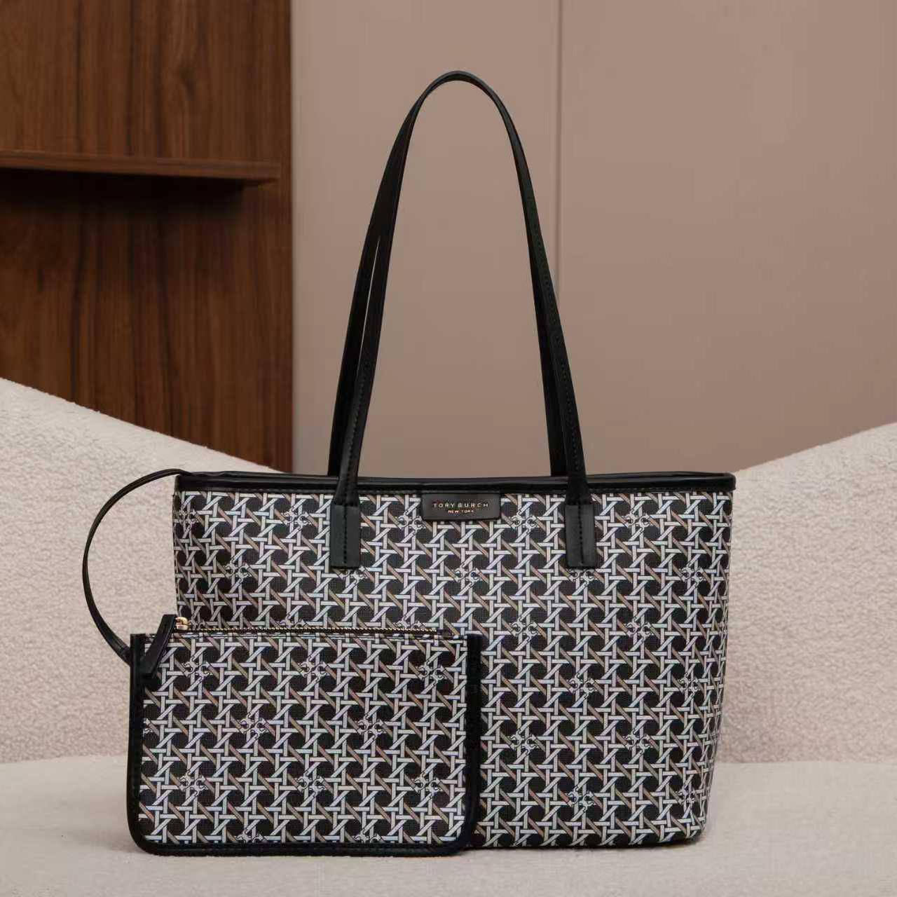 Tory Burch
95 dhs❣️

Zain07
♥️♥️♥️