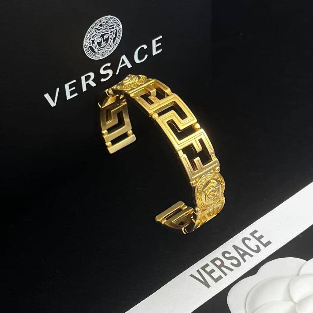 60 dhs❣️ Versace
✨💫⭐

BANGLE
💎
FREE SIZE  
WITH BOX AND PAPER BAG 🎁🛍️

Zain89
♥️♥️♥️