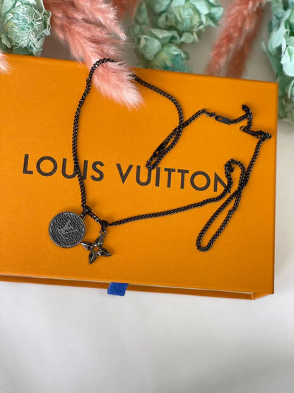 *😍Lv / Hermes😍*
*New Men necklace*
*Super master quality* 
260 dhs🪙🖤

Zain179
♥️♥️♥️
