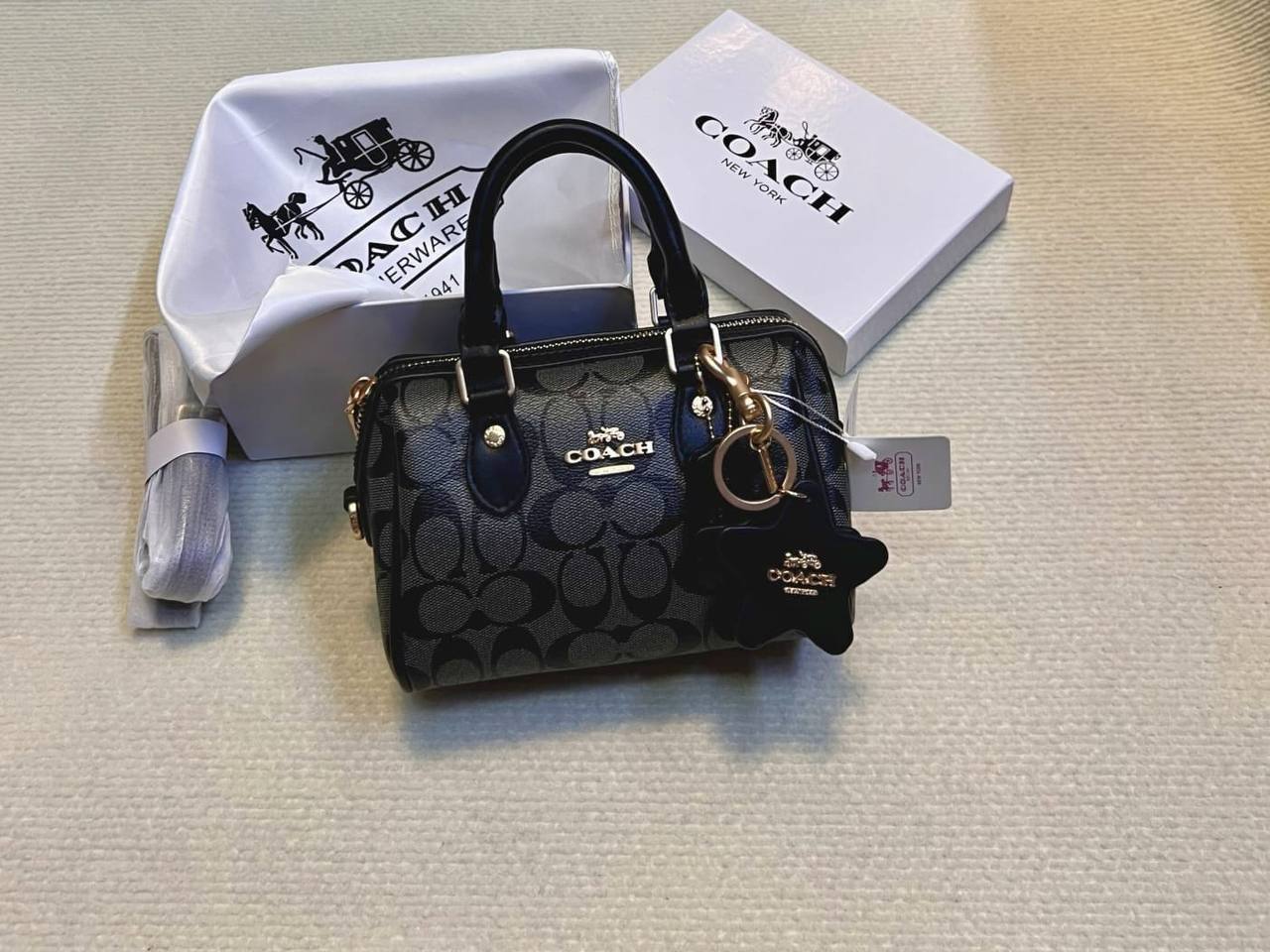 Coach
95 dhs🇦🇪🇦🇪
with box
size 18cm

Zain26
♥️♥️♥️