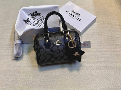 Coach
95 dhs🇦🇪🇦🇪
with box
size 18cm

Zain26
♥️♥️♥️