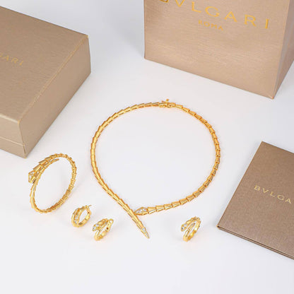 Bvlgari set* ☘️
Necklace 
Earrings 
Bangle 
Ring 💍 
*Master Quality* 🦋

280 dhs🪙🌨️
normal box📦

Zain48
♥️♥️♥️