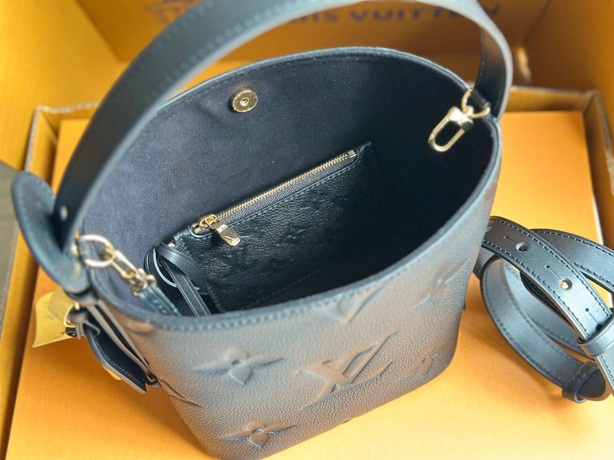 Louis Vuitton
Color:Black / very dark charcoal
Grained calfskin leather
Gold-tone metal details

For Price 👇 WhatsApp✅
0568585901 
0507557372
0552275751 Owner Zain 👌

Zain325
♥️♥️♥️