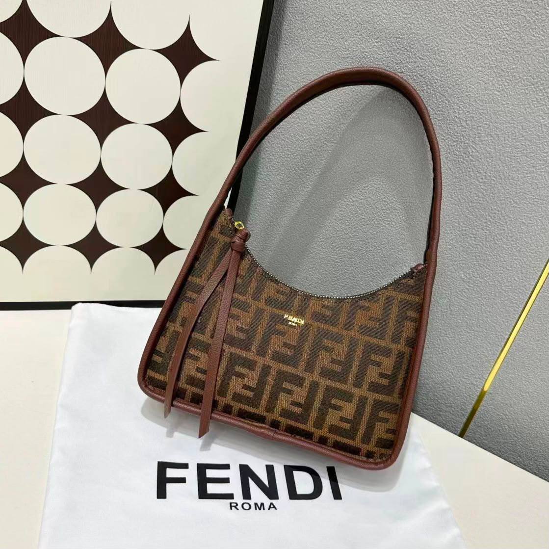 FENDI 
 GOOD QUALITY
WITH BOX 
95 dhs✅

Zain295
♥️♥️♥️