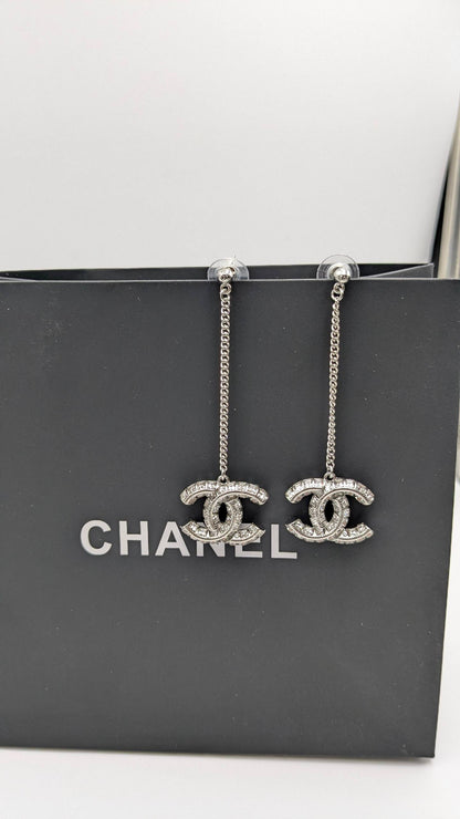 Chanel
*Master Quality* 
*Earrings*
95 dhs❣️ with Normal Box 🎁
110 dhs❣️ with Master Box 🎁

Zain210
♥️♥️♥️