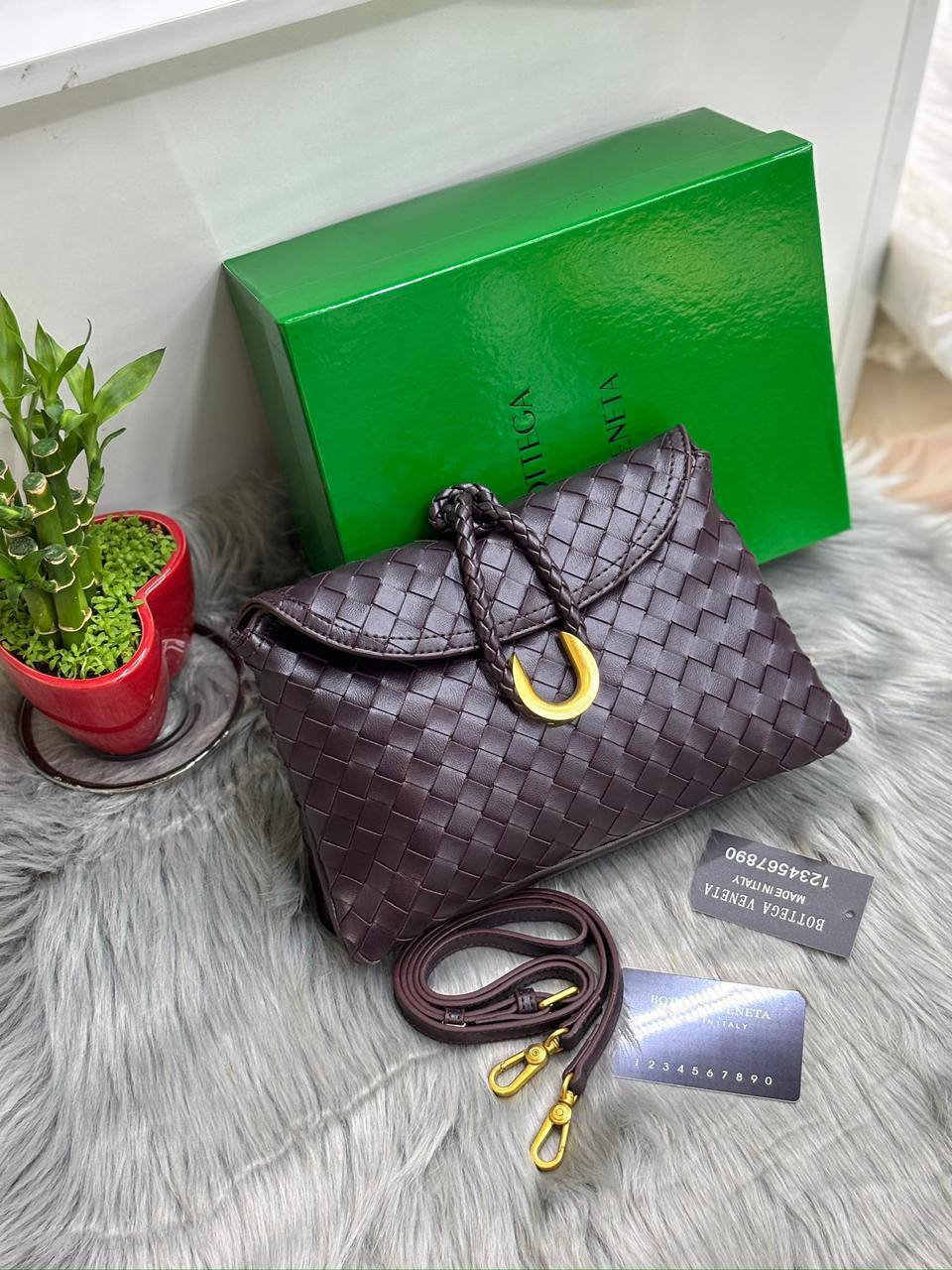 BOTTEGA
SIZE  ………26 CM 🥰
90 dhs❤️

with Box🌷
🎁🎁🎁

Zain244
♥️♥️♥️