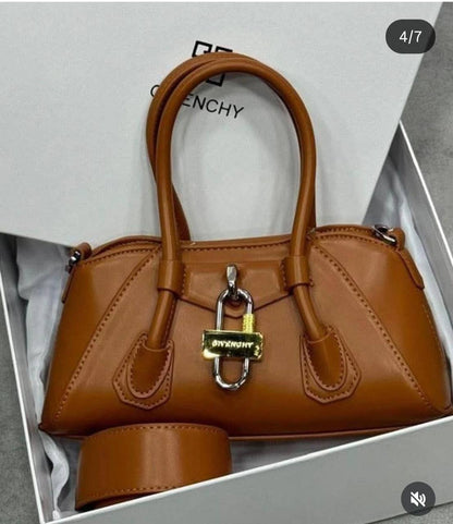 Givenchy
good quality 
100 dhs🇦🇪

Zain200
♥️♥️♥️