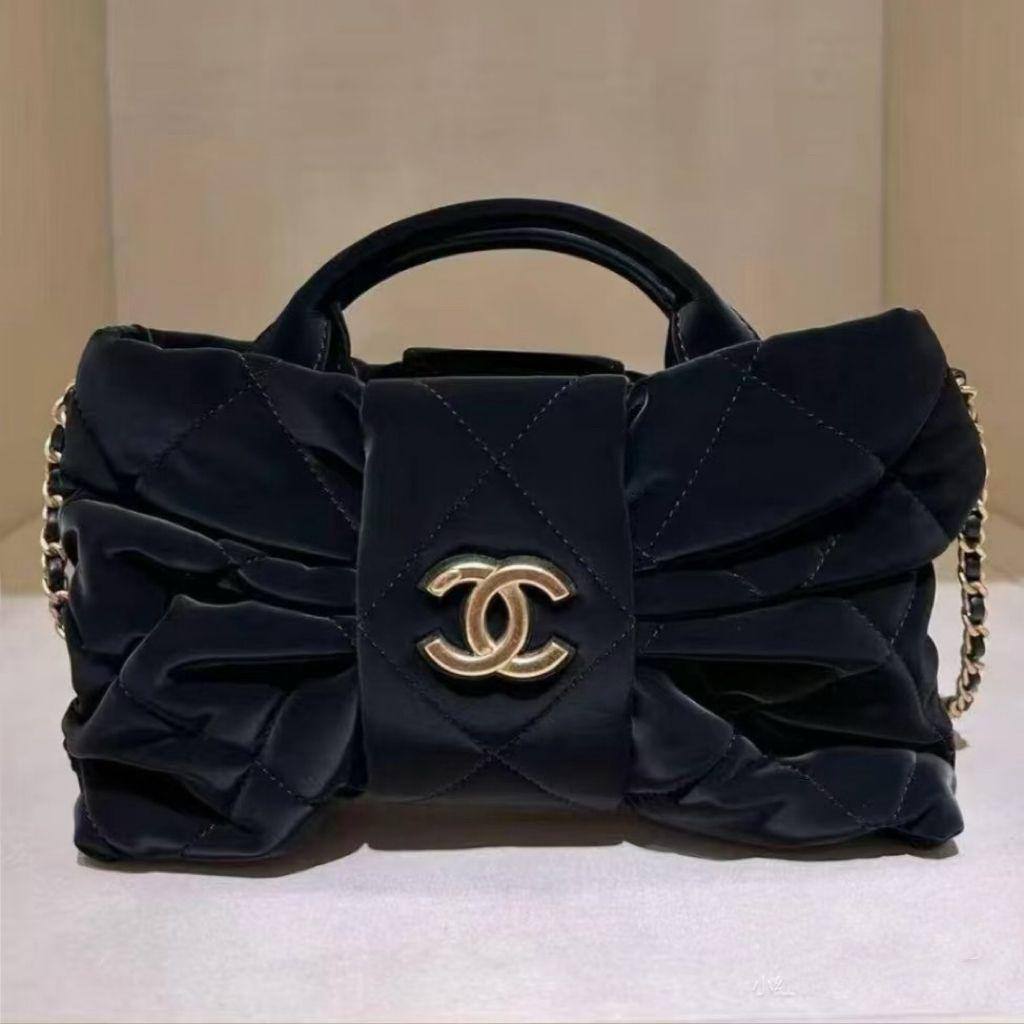 🎀 Chanel 25K
1️⃣ First quality +box🎁 
Size : 24 *15 cm
115 dhs🌺
with box 🎁

Zain115
♥️♥️♥️