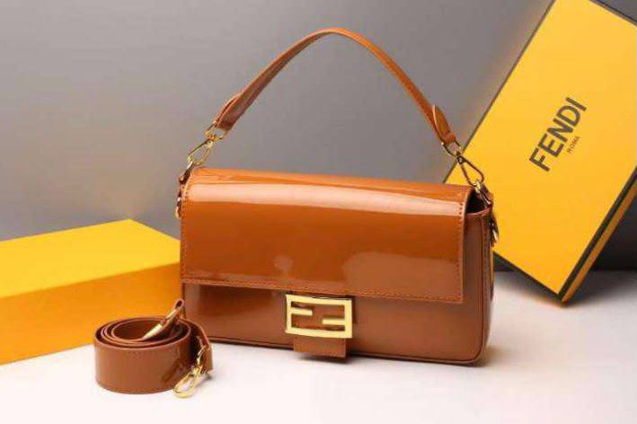 FENDI 
GOOD QUALITY 
WITH BOX  
100 dhs💓

Zain295
♥️♥️♥️