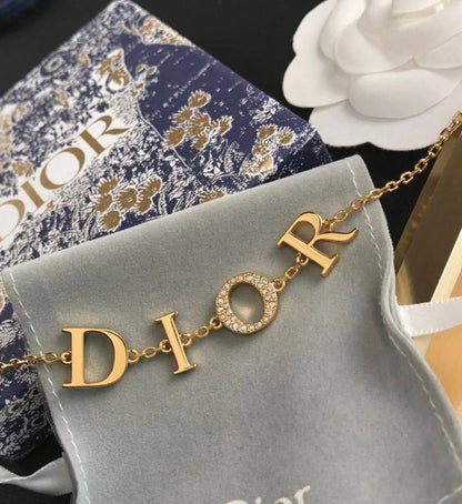 Dior 
Bracelet 💥
Master quality 💯
With normal boxes 📦 
55 dhs🇦🇪🇦🇪

With master box 🗃️ 
75 dhs🇦🇪🇦🇪

Zain216
♥️♥️♥️