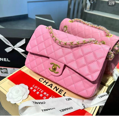 Chanel
good quality, 

comes with box, 
🎁🎁🎁

size...25 *16 cm 
110 dhs💓

Zain12
♥️♥️♥️