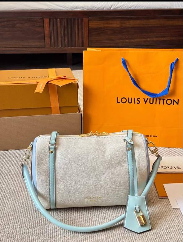 LV
Express PM
Master quality
26 cm with box
220 dhs💛

Zain95
♥️♥️♥️