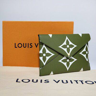 LV
Pouch 
     Good Quality 
230 dhs🗽

Zain131
♥️♥️♥️