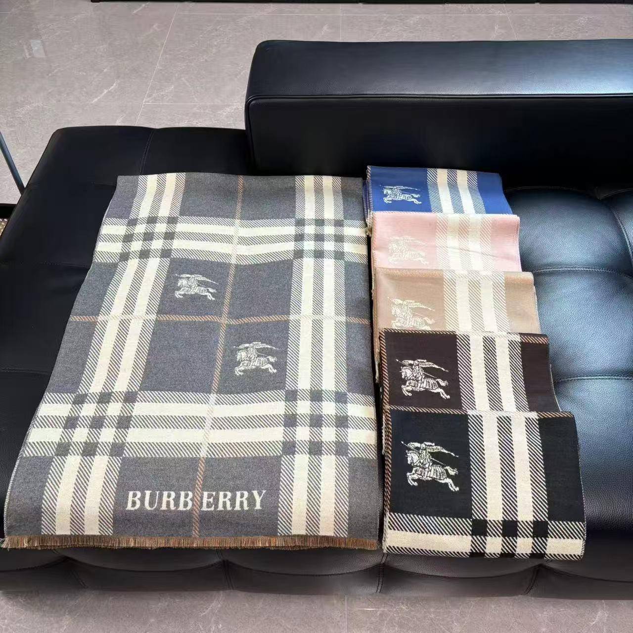 Scarf
 ❤️❤️high quality
Witbbox  👑🧣
60 dhs🪙🖤

Zain04
♥️♥️♥️