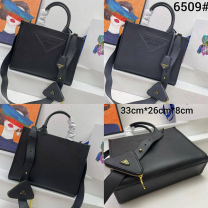 PRADA NEW CAME 
GOOD QUALITY 
100 dhs🇦🇪🇦🇪
SIZE: 33cm

Zain295
♥️♥️♥️