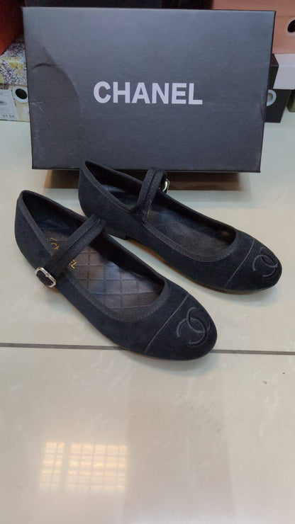 Chanel 

Size 36 to 41 

120 dhs🪙🌨️

Zain103
♥️♥️♥️