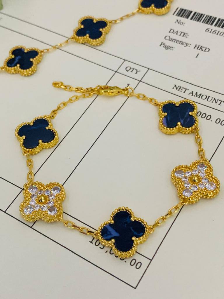 VCA Set 🌼💫
*NECKLACE 1 FLOWER*
*BRACELET 5&1 FLOWER*
*EARRING   1* *FLOWER*  
260 dhs✅
       _*WITH*_
    *Good Box* and Paper BAG🎁🛍️

Zain89
♥️♥️♥️