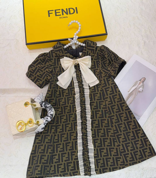 Fendi
3-10y 
150 dhs🪙💕

Zain151
♥️♥️♥️