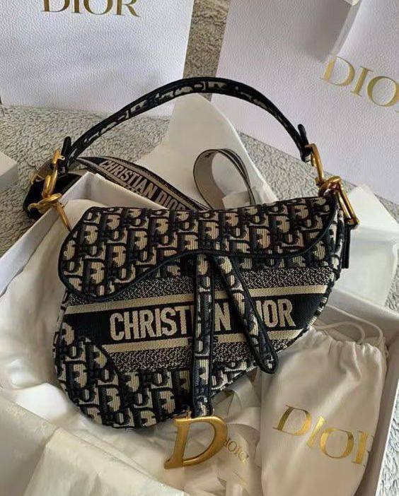 Dior

110 dhs✅

With box
🎁🎁🎁

Zain219
♥️♥️♥️