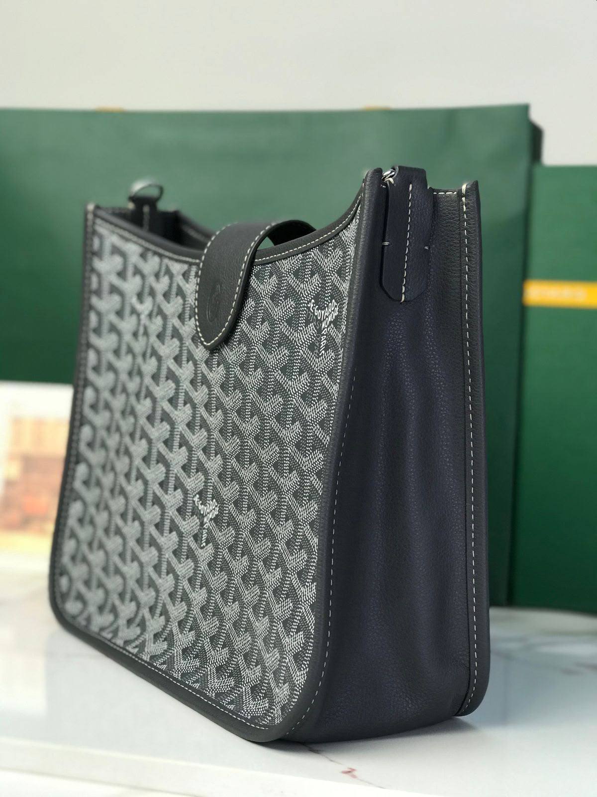 Goyard Musette 
Size 28 cm

For Price 👇 WhatsApp✅
0568585901 
0507557372
0552275751 Owner Zain 👌

Zain274
♥️♥️🇦🇪
