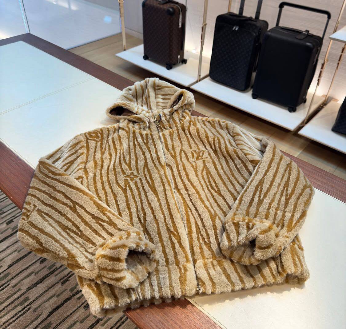 *LV*
Men’s Jacket
Master Quality 
SMLXLXXL
800 dhs🪙🌨️

Zain276
♥️♥️♥️