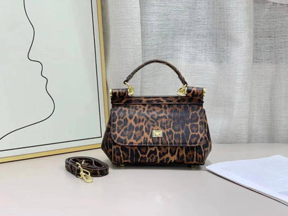 D&G
100 dhs🪙🌨️
Good quality 

with box
🎁🎁🎁

Zain35
♥️♥️♥️