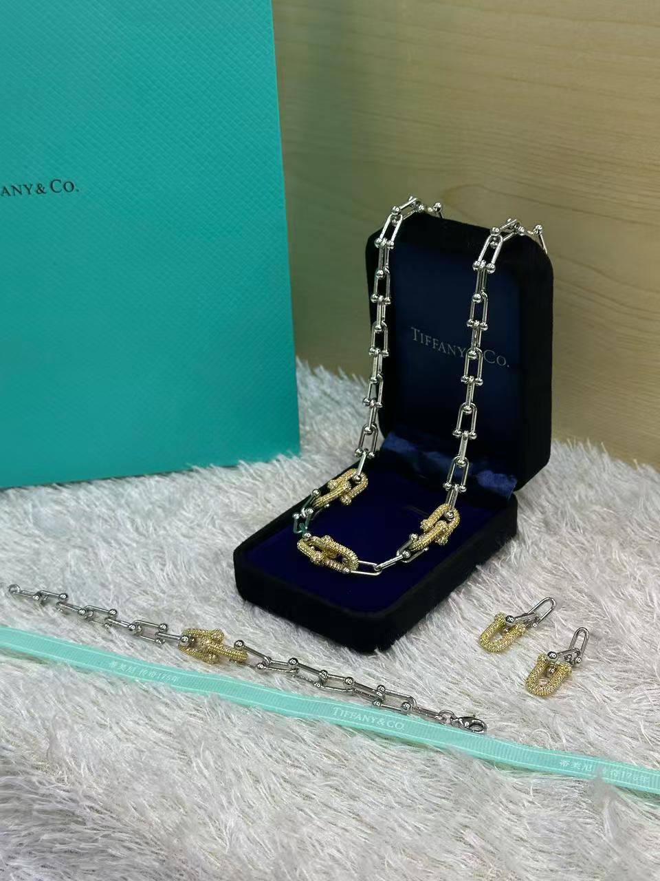Tiffany set💥*
*Stainless steel SET 💯*
Necklace ❤️‍🩹
Earring 🍁
Breslat ❣️
With normal boxes 📦 
And paper bag 🛍️
70 dhs✅

With master box 🗃️ 
95 dhs✅

Zain216
♥️♥️♥️