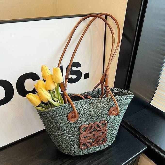 Loewe 
only bag
38 cm
75 dhs🇦🇪🇦🇪

Zain17
♥️♥️♥️