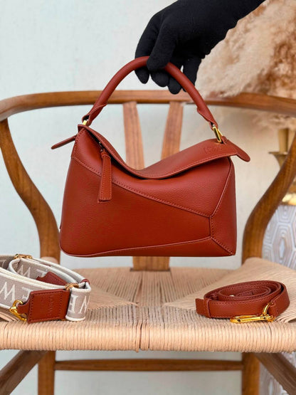 LOEWE
24cm
340 dhs🇦🇪🇦🇪
Top quality 
With box🎁

Zain167
♥️♥️♥️