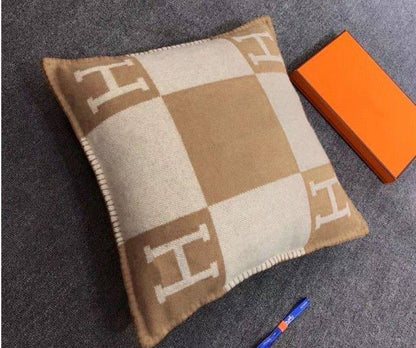 New collection 
Master 
Throw blanket in Merinos wool and cashmere (90%
rinos wool, 10% cashmere)
Size 135*170
👉🏽Blanket 
140 dhs🪙🌨️
👉🏽Pillows with feeling
80 dhs🪙🌨️

Zain99
♥️♥️♥️