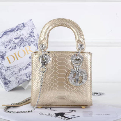 DIOR
SIZE………. 17 CM🌷
120 dhs🪙🌨️
With BOX✅

Zain244
♥️♥️♥️