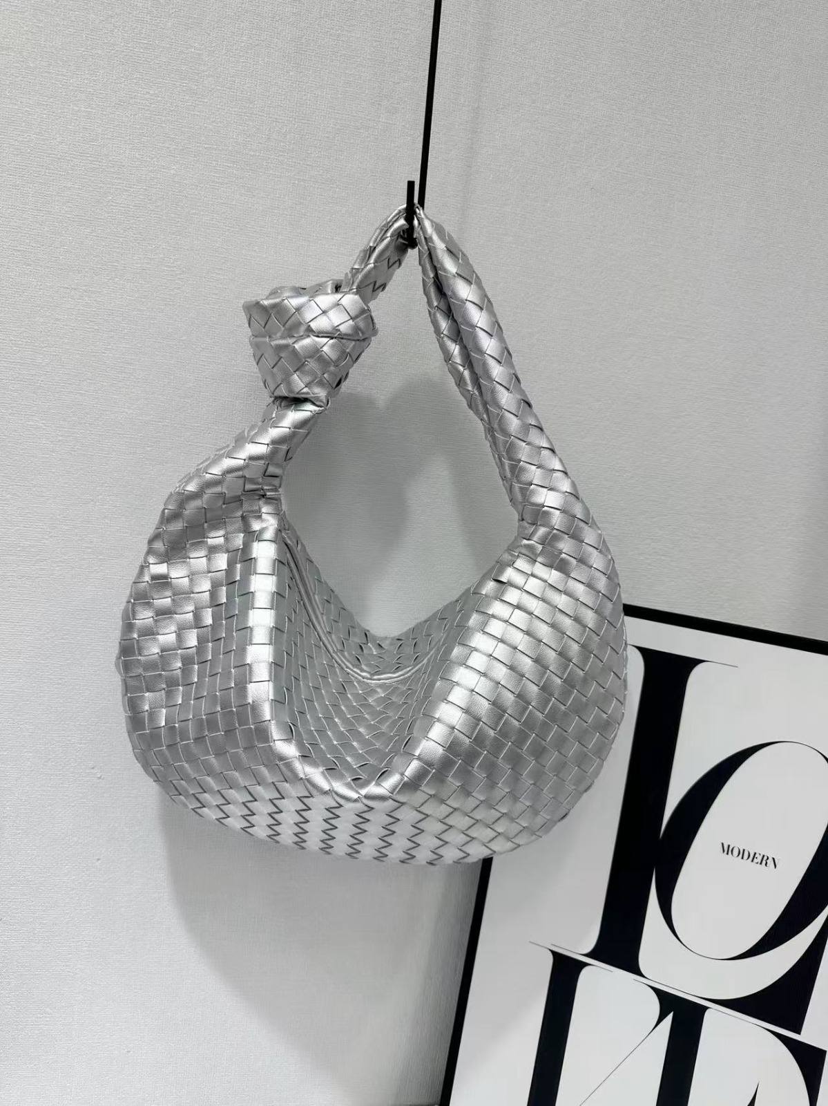 BOTTEGA

Best quality 
without box

115 dhs🇦🇪🇦🇪

size 45CM

Zain290
♥️♥️♥️
