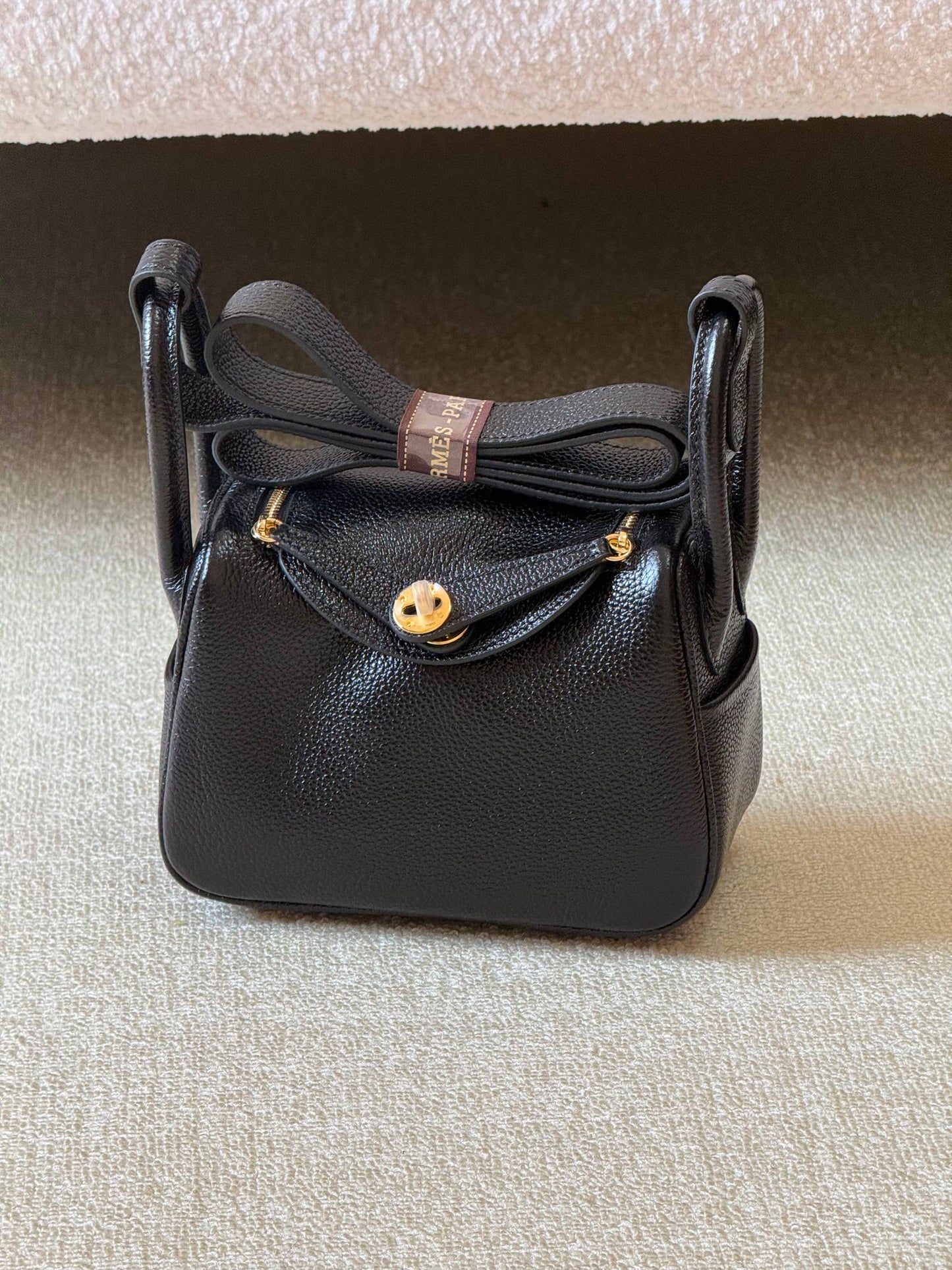 Hermes mini Lindy 18cm💥Master quality ✅with box 📦 
340 dhs✅

Zain51
♥️♥️♥️