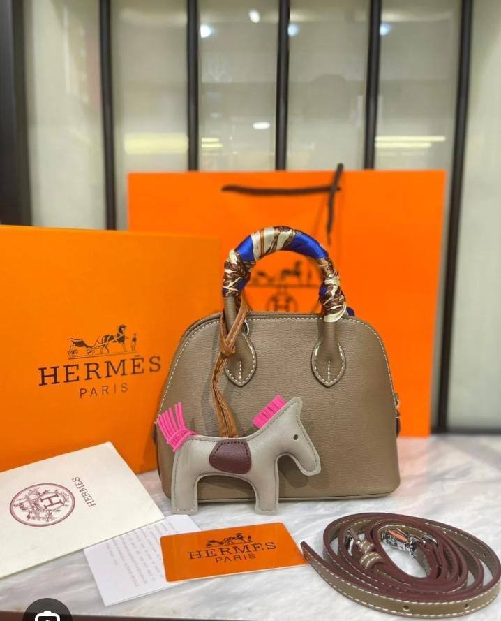 Hermes
100 dhs🇦🇪🇦🇪 
withbox

Zain235
♥️♥️♥️